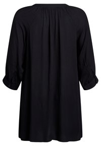 Sort langærmet bluse med rynket halsudskæring, knaplukning ved håndleddene og en løs, flydende silhuet. Blødt stof med en glat tekstur.