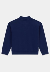 Felpa blu navy con colletto alto, maniche lunghe e polsini e orlo a costine. Realizzata in un morbido tessuto testurizzato.