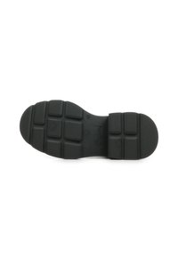 Talpa de pantof din cauciuc negru, cu modele texturate pentru aderență, vârf rotund și secțiuni rectangulare de amortizare pentru confort și tracțiune.