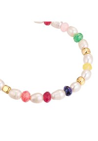 Collana di perline colorate con irregolari perle bianche, gemme sfaccettate in rosa, verde, rosso, giallo e blu, con accenti dorati.
