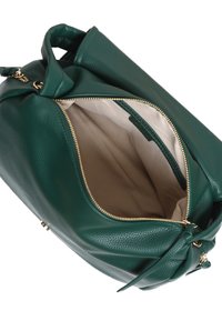 Borsa in pelle verde con superficie testurizzata, chiusura con zip e interno beige. Presenta hardware in tonalità oro e manici morbidi a nodo.