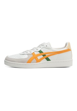 Baskets basses blanches avec des bandes latérales orange et vertes, des accents en suède gris et une semelle blanche, vues de côté extérieur.