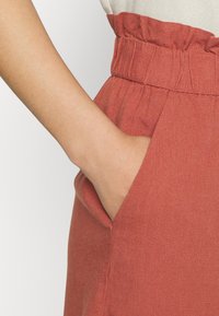 Vero Moda Short - dark red