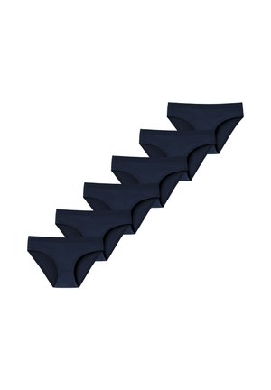 Sechs Paare schlichte, dunkelblaue nahtlose Damen-Bikini-Unterwäsche, diagonal auf weißem Hintergrund angeordnet.