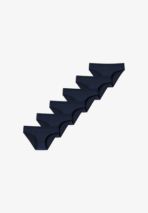 Zes paar effen donkerblauwe naadloze damesbikini's, diagonaal gerangschikt op een witte achtergrond.