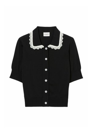 Cardigan negro de manga corta con botones blancos y cuello blanco con ribete de encaje, colocado plano sobre un fondo blanco.