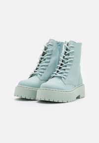 Steve Madden SKYLAR - Botins de atacadores - light blue rain