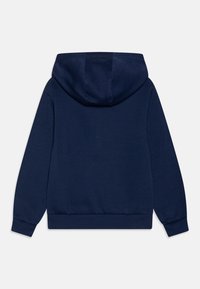 Sudadera azul marino con bolsillo tipo canguro, puños y dobladillo acanalados. Presenta una textura suave y una capucha para mayor calidez.