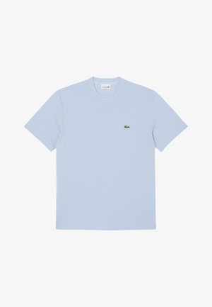 Lichtblauw katoenen T-shirt met korte mouwen, ronde hals en een klein groen Lacoste krokodillenlogo op de linkerborst.