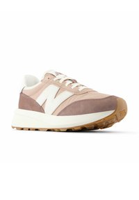 Zapatillas deportivas en rosa claro y malva con parte superior de ante y cuero texturizado, detalles en blanco, suela gruesa de espuma y suela de goma con patrones de tracción.