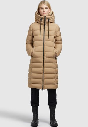 Hellbrauner, gesteppter Steppmantel mit Kapuze, Reißverschluss und Kordelzügen. Verfügt über seitliche Taschen und ein mittellanges Design. Glatte Textur.