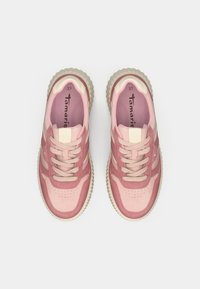 Ροζ αθλητικά παπούτσια από δέρμα και ύφασμα, με στρογγυλή μύτη, υφή στα σημεία και παχύ πέλμα. Οράτες οι κορδόνες και το λογότυπο.