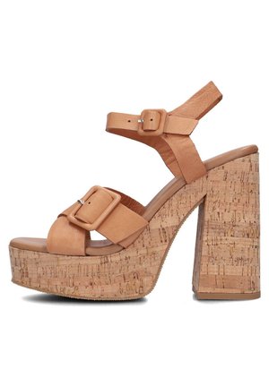 Kurken platform sandalen met een blokhak, voorzien van tan leren banden en twee verstelbare gespen. Gladde textuur en stevige ontwerp.