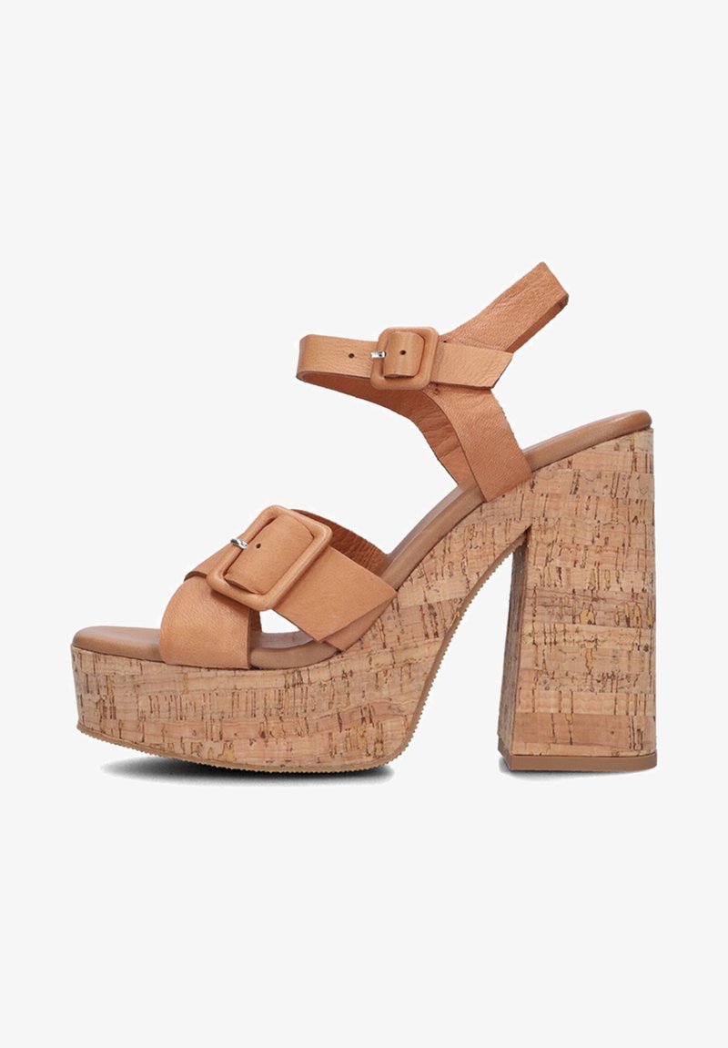 Kurken platform sandalen met een blokhak, voorzien van tan leren banden en twee verstelbare gespen. Gladde textuur en stevige ontwerp.