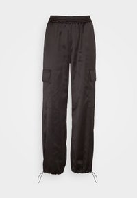 Pantalon cargo noir en satin avec taille élastique, poches à rabat sur les côtés et ourlets à cordon, sur un fond clair uni.