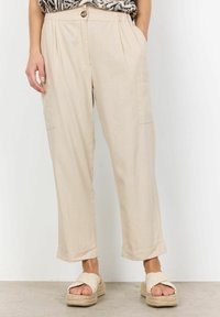 Beige cargo nadrág, plisírozással, elülső gombos záródással és oldalsó zsebekkel. Laza fit, felhajtott szárakkal, könnyű anyagból készült.