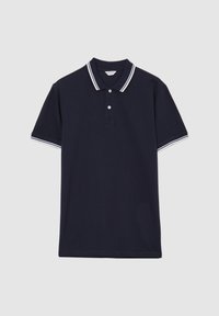 Polo shirt blu navy in cotone, con colletto a due bottoni, rifiniture a righe bianche su colletto e maniche, e maniche corte.