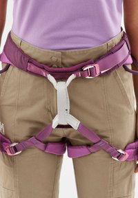 Harnais de escalade pour femme en violet et rose avec des accents blancs, doté de sangles réglables et d'un design de boucle sécurisé pour une sécurité renforcée.