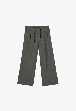 Pantalons larges gris, dotés d'une taille à cordon de serrage, de deux poches avant et d'un tissu texturé. Le design offre une coupe ample et confortable.