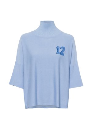 Hellblauer, oversized Pullover mit hohem Rippenkragen. Hat kurze Ärmel und eine blaue "12"-Stickerei auf der Vorderseite. Weicher Stoff.