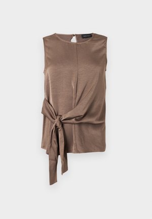 Bluză fără mâneci din satin taupe, cu decolteu rotund, cusătură centrală și detaliu lateral cu șnur ajustabil în talie.