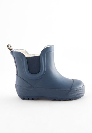 Marineblauer, wasserdichter Gummistiefel mit strukturiertem Sohlenprofil, elastischem Seiteneinsatz und einem weichen Futter, ausgestattet mit einer Schlaufe zum Hochziehen auf der Rückseite.