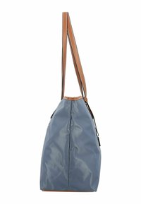 Borsa a mano in nylon grigio con una forma morbida e strutturata. Presenta una tracolla in pelle beige con cuciture bianche, parte superiore arricciata e dettagli laterali.