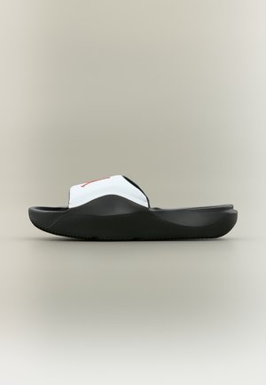 Sandalo slide bianco e nero con suola spessa e fascia superiore bianca con dettaglio logo rosso.