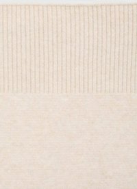 Weicher Creme-Pullover mit gerippter Textur im oberen Bereich, der sich nach unten hin zu einer glatten Oberfläche wandelt. Leichtes Strickmaterial mit einem subtilen Glanz.