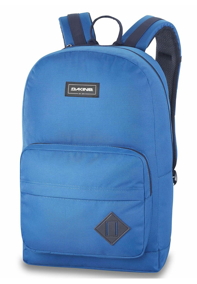 Sac à dos bleu en tissu durable, avec une poche avant, des bretelles réglables et un accent en forme de diamant sur le bas à l'avant. Texture lisse.