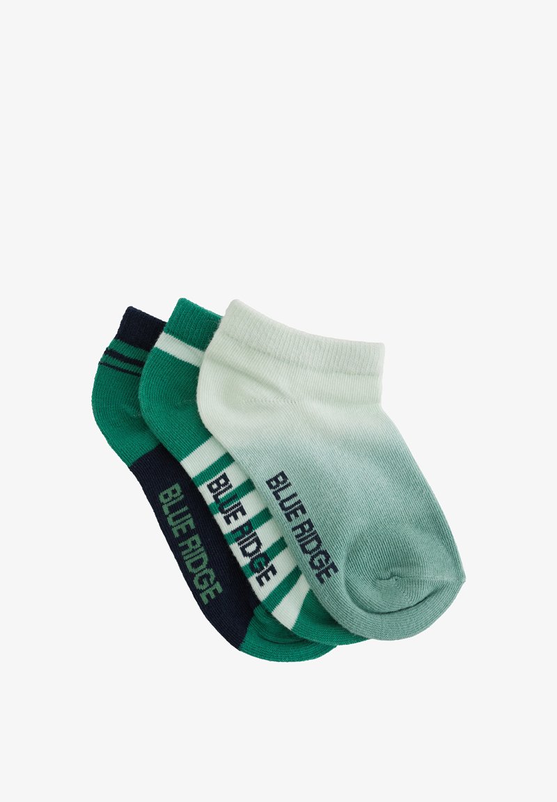 Trois paires de chaussettes de cheville dans différentes nuances de vert, avec des motifs unis et rayés, portant "BLUE RIDGE" imprimé sur chaque chaussette.