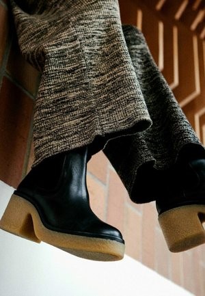 Anonymous Copenhagen LAURELL - Platform ankle boots - black