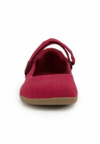 Scarpa slip-on in tessuto rosso con punta arrotondata, una fascia sul collo del piede e una suola in gomma beige flessibile. Superficie strutturata.