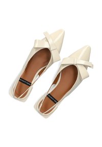 Crèmekleurige, gepatenteerde leren schoenen met puntige neuzen en een strikaccent. Vierkante hakken en een bruine binnenzool met een merkaanduiding aan de binnenkant.