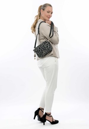 Bolso bandolera con estampado de leopardo gris, con una correa negra, forma rectangular, cierre de cremallera y acentos decorativos de metal.