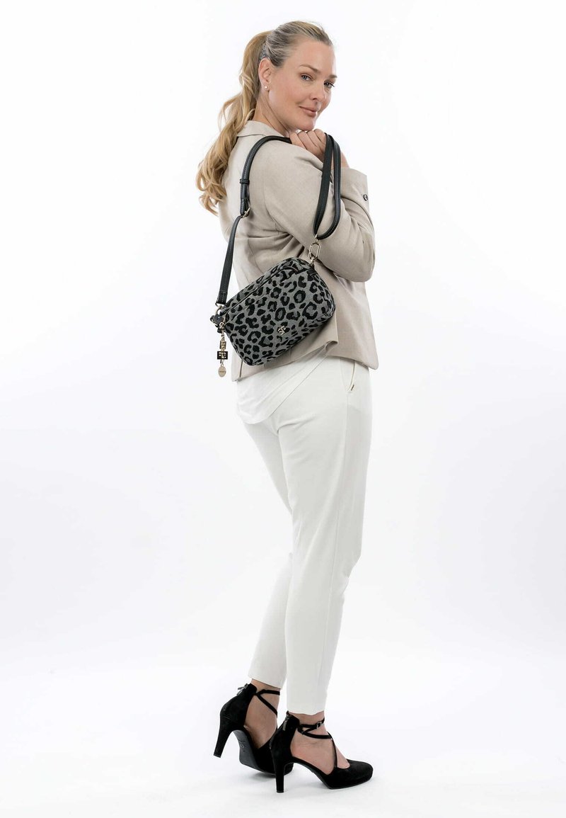 Borsa a tracolla con stampa leopardata grigia e tracolla nera, forma rettangolare, chiusura a zip e dettagli decorativi in metallo.