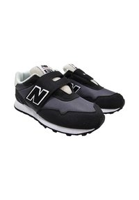 Scarpe sportive nere e grigie realizzate in materiali scamosciati e in rete, con una fascia in velcro, suola bianca e un prominente logo "N" sul lato.