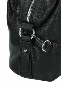 Borsa in pelle nera con finitura testurizzata, zip argentata e tracolla regolabile con dettagli e hardware metallici.