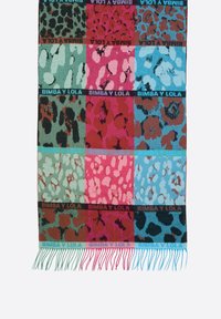 Bufanda colorida con un patchwork de estampados de leopardo en rosa, azul, verde y rojo, con bordes con flecos y ribete negro con la marca.