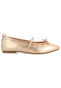Bailarinas metálicas doradas con puntera redondeada, tirante delgado ajustable y detalle de lazo en la parte delantera. Textura suave y suela plana.