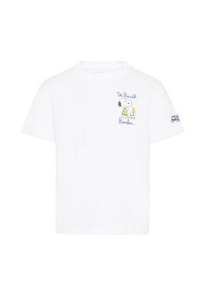 Biała koszulka z krótkim rękawem z postaciami Snoopy'ego i Woodstocka obok piłki nożnej, z napisem "St. Barth Bomber" na przedniej części i logo na rękawie.