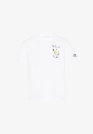 T-shirt blanc à manches courtes avec Snoopy et Woodstock à côté d'un ballon de football, texte "St. Barth Bomber" sur la poitrine avant et logo sur la manche.