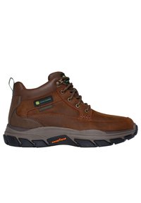 Botas de senderismo de cuero marrón con un collar acolchado, ojales de metal y suela de goma texturizada. Presentan una etiqueta impermeable y el logo de Goodyear.