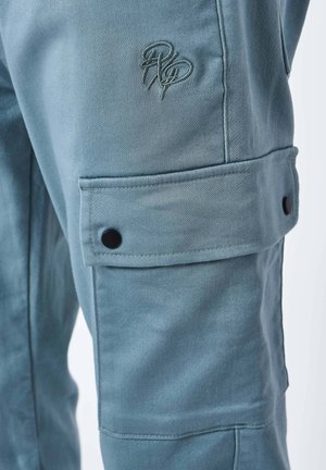Lichtblauwe cargobroek, voorzien van een gestructureerde stof, zichtbare stiksels, een zijzak met drukknoopsluiting en subtiele geborduurde logodetails.
