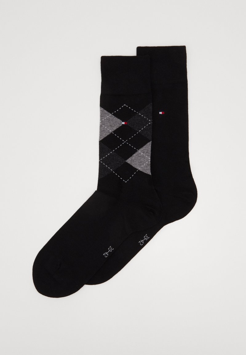 Schwarze Baumwollsocken mit einem Argyle-Muster in Grautönen und Weiß, mit einem kleinen roten Akzent und einem Logo am Knöchel.