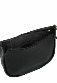 Borsa a tracolla in pelle nera con una texture liscia, dotata di chiusura con zip e ampio scomparto interno. Le spalline sono attaccate con accessori in oro.