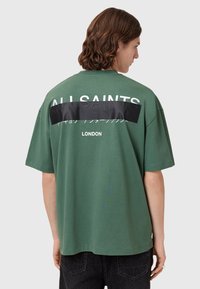 AllSaints REDACT CREW - Camiseta estampada - green