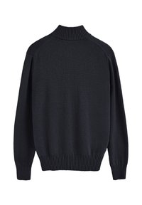 Dunkler Strickpullover mit hohem geripptem Kragen, überschnittenen Schultern und gerippten Bündchen sowie Saum. Glatte Textur mit minimalen Designdetails.