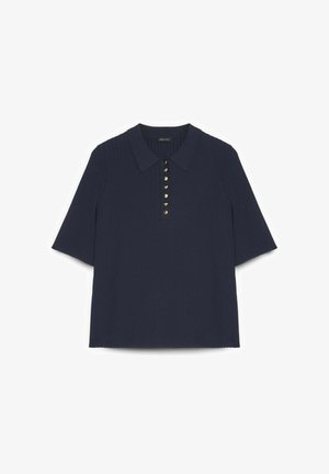 Polo de manga corta azul marino con tela texturizada y seis pequeños botones dorados en la tapeta delantera.