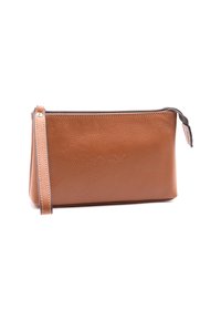 Brun läderclutch med en strukturerad yta, dragkedja och handledsrem. Har en diskret logotyp präglad på framsidan.